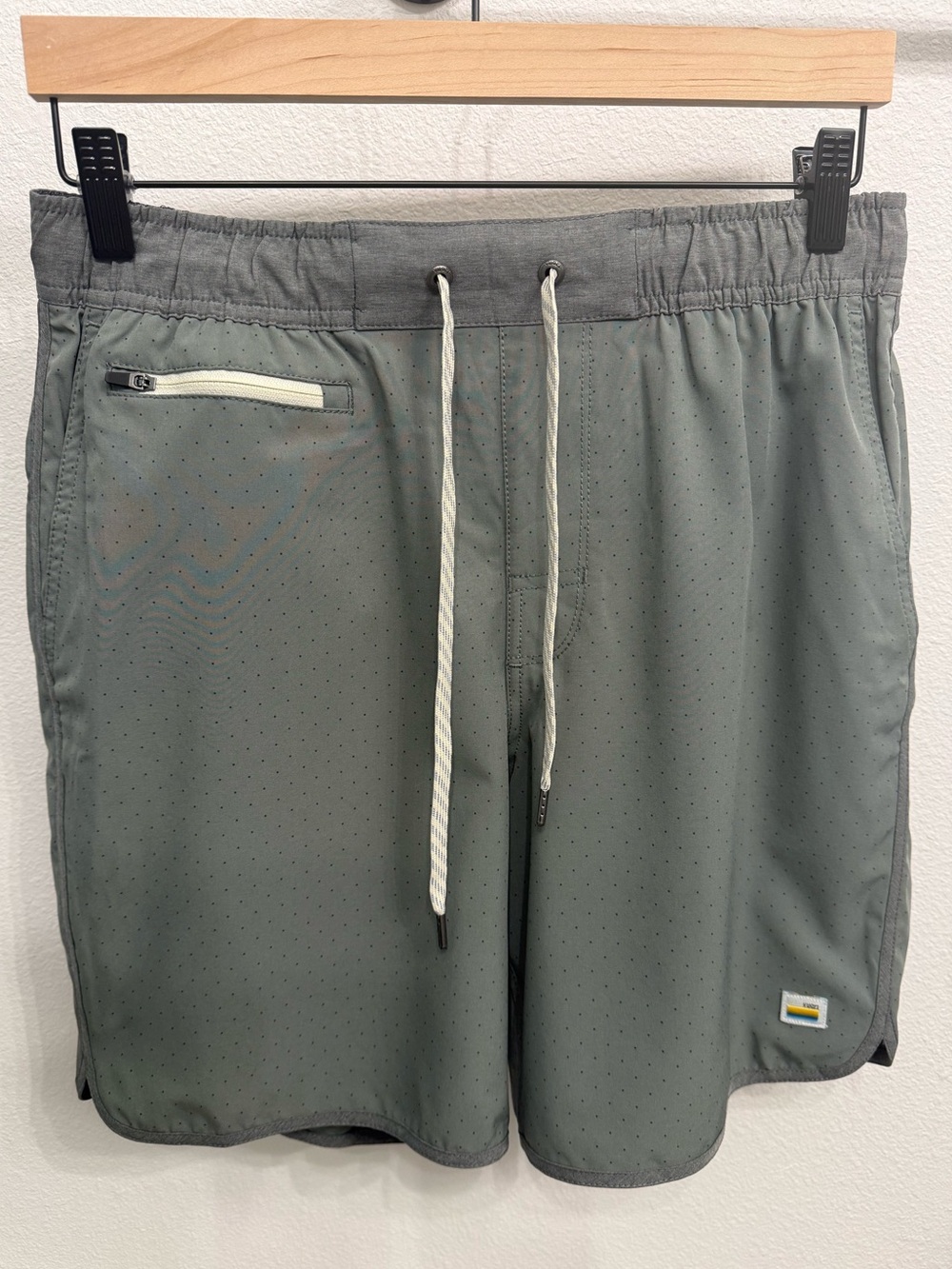 Vuori Banks Shorts Men’s M Sage Green Polka Dot Performance Athletic V330